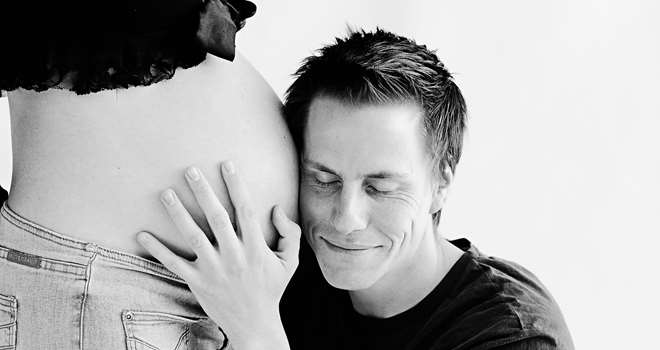 Gravid - far lytter til mave.jpg