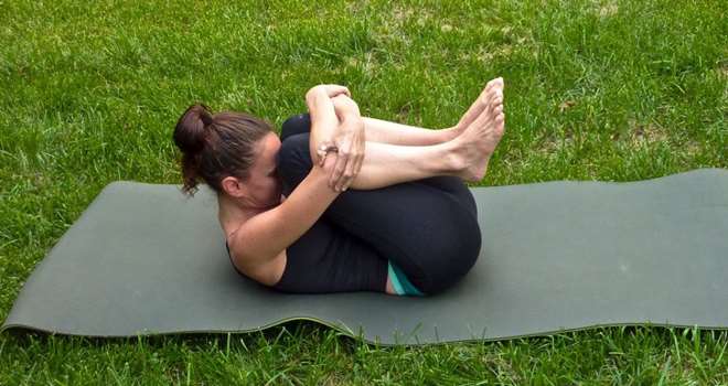 Yoga udendørs nakke og skuldre