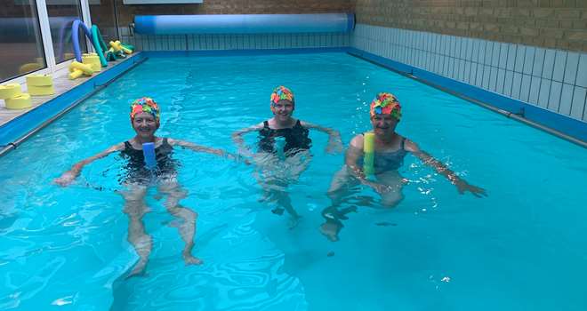 Varmtvandstræning - tre kvinder med fine badehætter.jpg