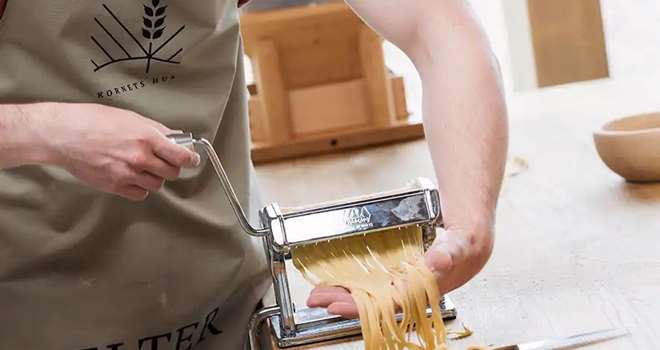 Mand laver pasta.jpg