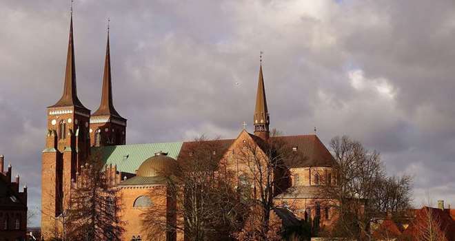 roskilde_domkirke_-_roskilde_cathedral_-_approx_1280_-_panoramio.jpg