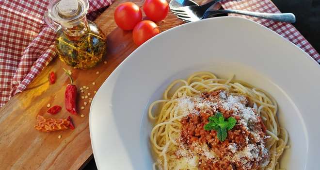 Michaels Spaghetti Bolognese med salat.jpg