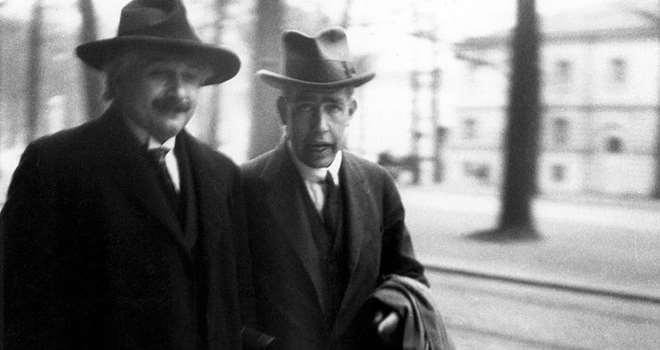 Einstein og Bohr WIKI Public Domain.jpg