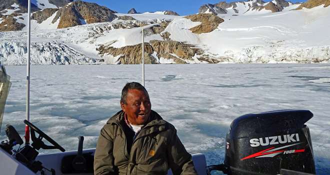 Grønlandsk mand i båd.jpg