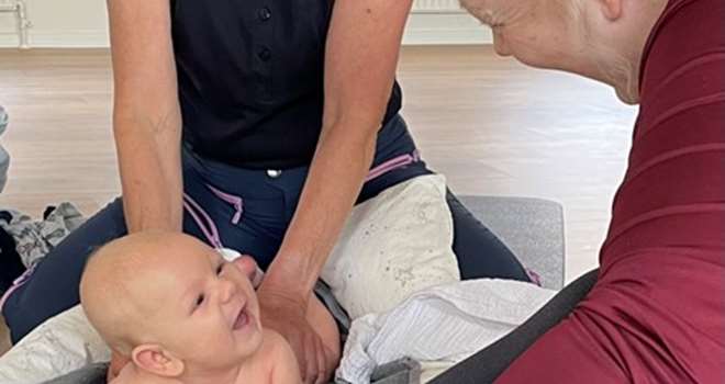 Babymassage Hanne Fejerskov baby griner.jpg