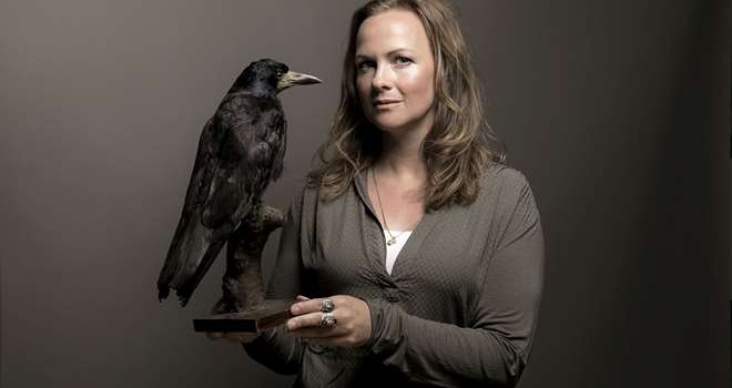 Jeanette Varberg + fugl foto Juan De Dios.jpg