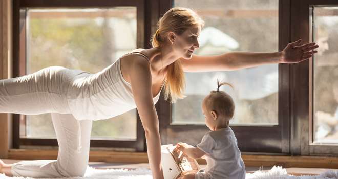 kvinde dyrker yoga med barn.jpg