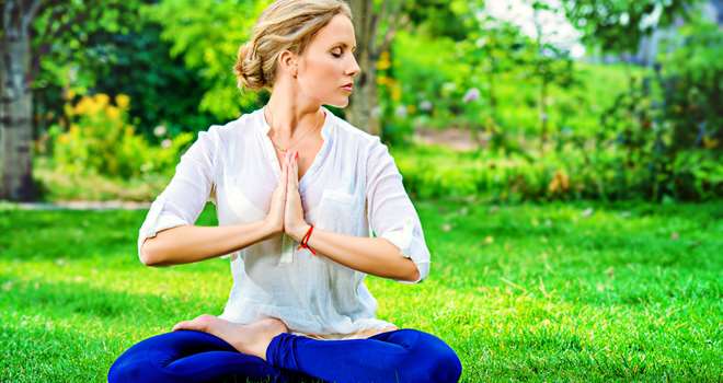 Yoga - kvinde mediterer-90929513.jpg