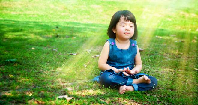 Lille pige mediterer.jpg