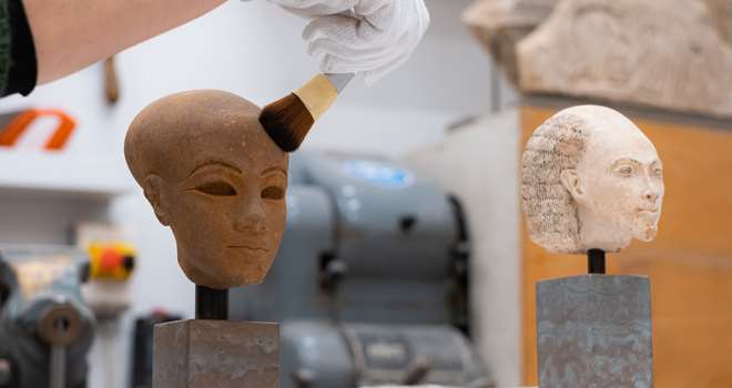 Amarna - Solgudens by_Amarnaprinsesser i konservatorens værksted_Glyptoteket © Ana Cecilia Gonzalez.JPG