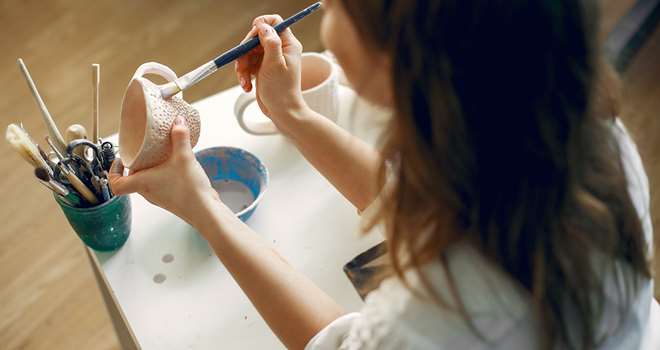 Mal på keramik kvinde