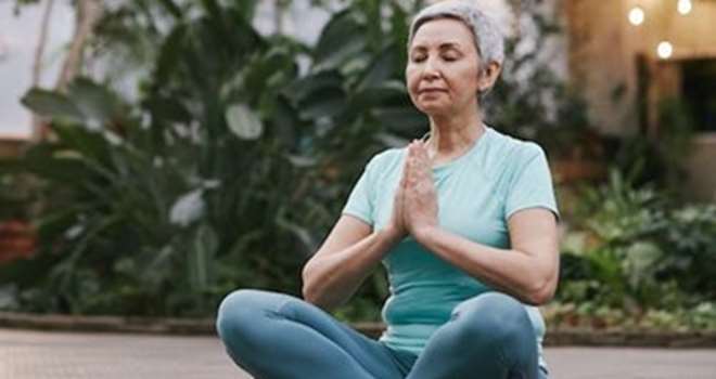 Senior yoga - siddende kvinde.jpg