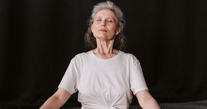 Yoga siddende kvinde med lukkede øjne.jpg