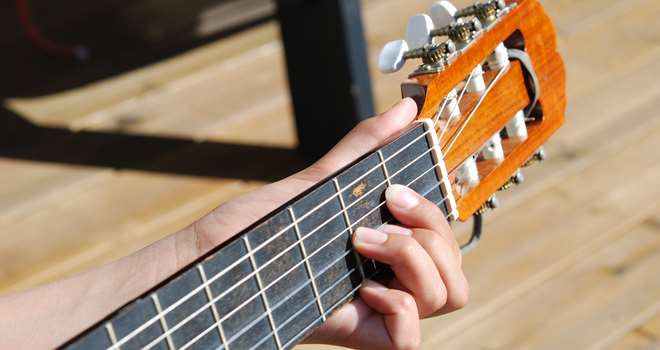 Hånd og guitar.jpg