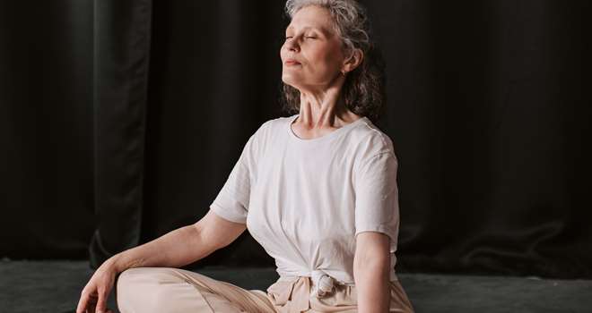 Yoga siddende kvinde med lukkede øjne 2.jpg