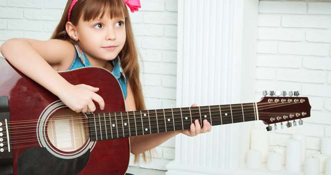 Pige med guitar.jpg