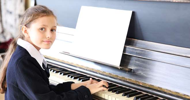Pige spiller klaver.jpg