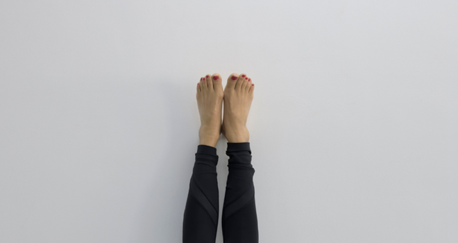 yoga kvinde med ben op ad væg.png
