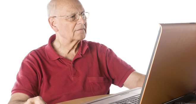 senior mand med computer.jpg