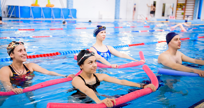 Træning i vand med yngre mennesker