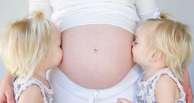 børn kysser gravid mave.jpg