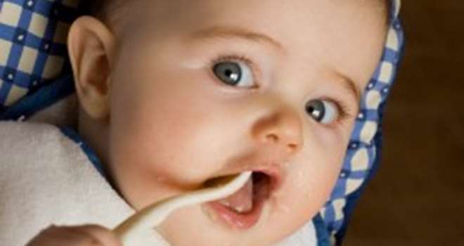 Baby spiser selv.jpg