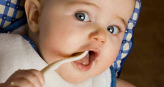 Baby spiser selv (2).jpg