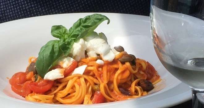 GRØ Linguini alla Sorrentina med solmoden tomat, oliven, kapers, mozzarella og frisk basilikum og chili..jpg