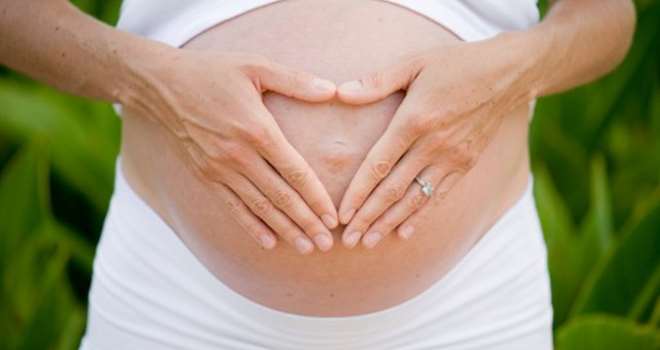 Gravid mave med hænder på.jpg